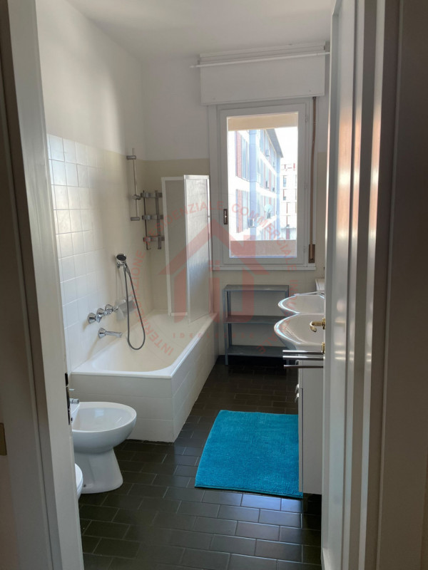 RIF: FR034 PADOVA CENTRO Proponiamo in vendita appartamento tricamere posto al sesto piano, servi...