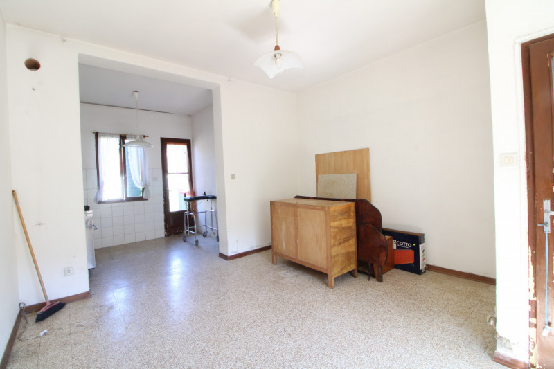 Scopri questa casa a schiera, porzione centrale, situata nel cuore di Baone, un comune pittoresco...