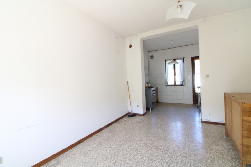 Scopri questa casa a schiera, porzione centrale, situata nel cuore di Baone, un comune pittoresco...