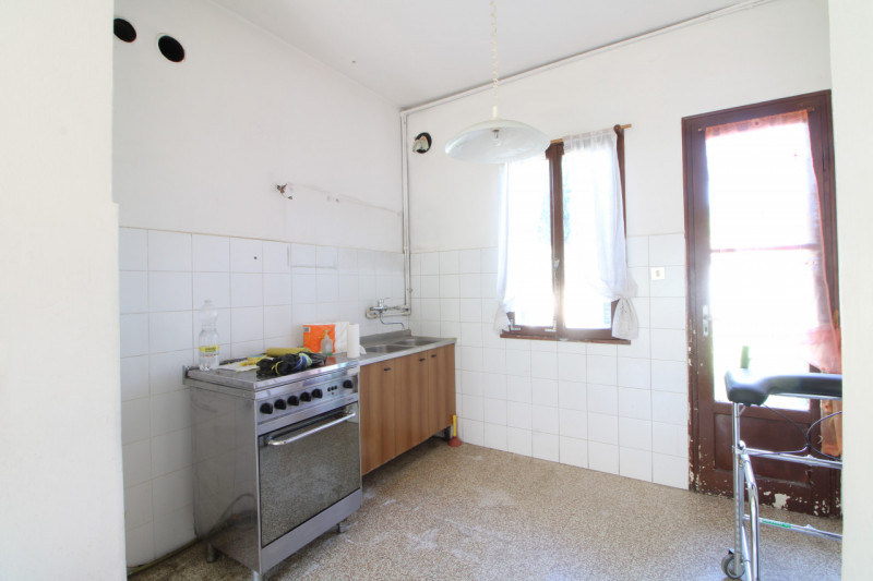 Scopri questa casa a schiera, porzione centrale, situata nel cuore di Baone, un comune pittoresco...