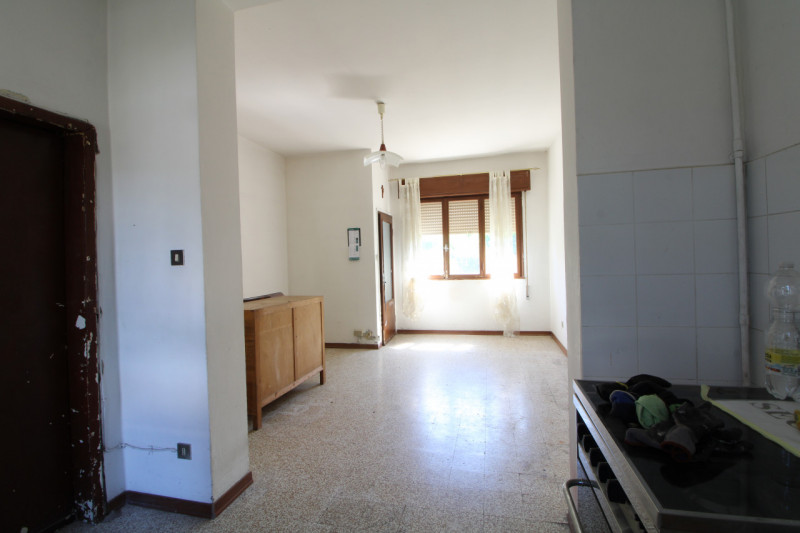 Scopri questa casa a schiera, porzione centrale, situata nel cuore di Baone, un comune pittoresco...