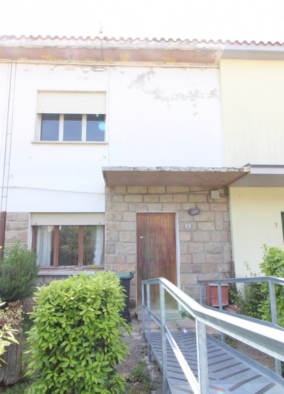 Scopri questa casa a schiera, porzione centrale, situata nel cuore di Baone, un comune pittoresco...