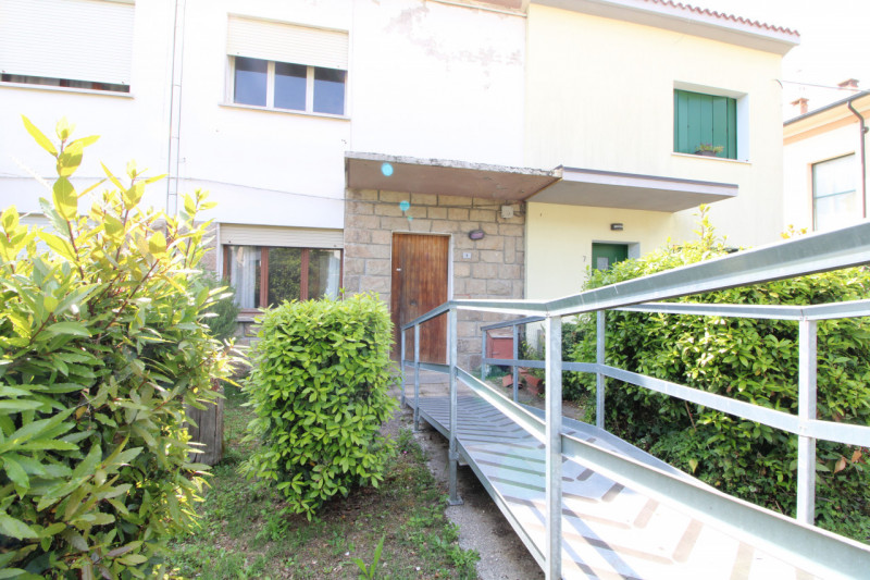 Scopri questa casa a schiera, porzione centrale, situata nel cuore di Baone, un comune pittoresco...