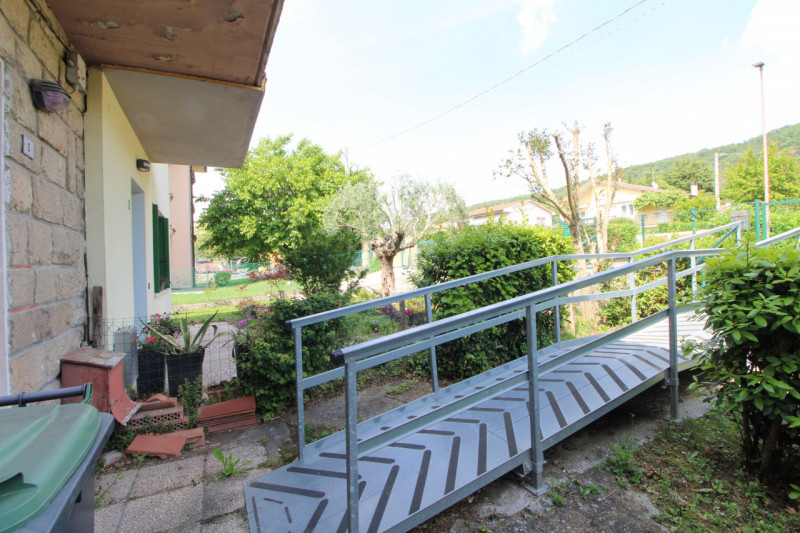 Scopri questa casa a schiera, porzione centrale, situata nel cuore di Baone, un comune pittoresco...