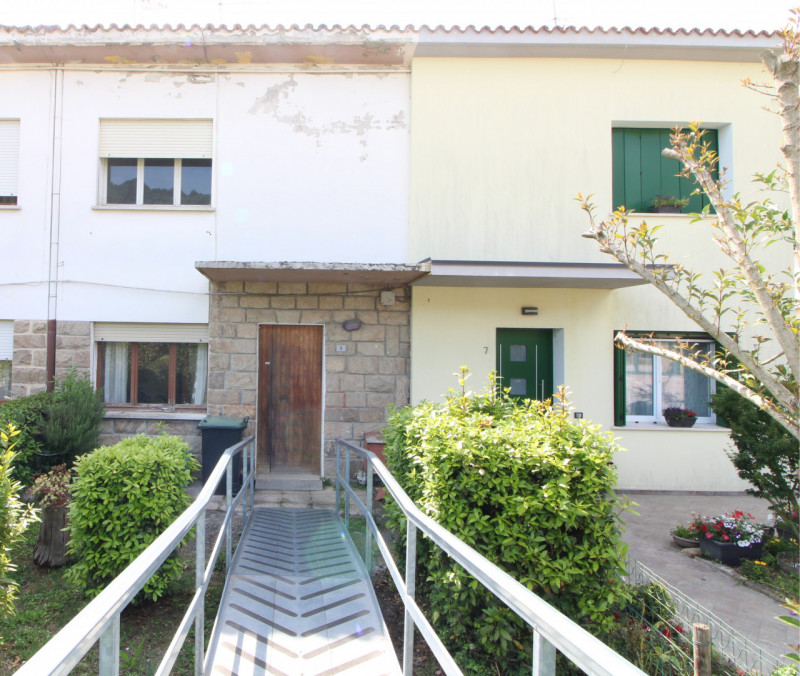 Scopri questa casa a schiera, porzione centrale, situata nel cuore di Baone, un comune pittoresco...