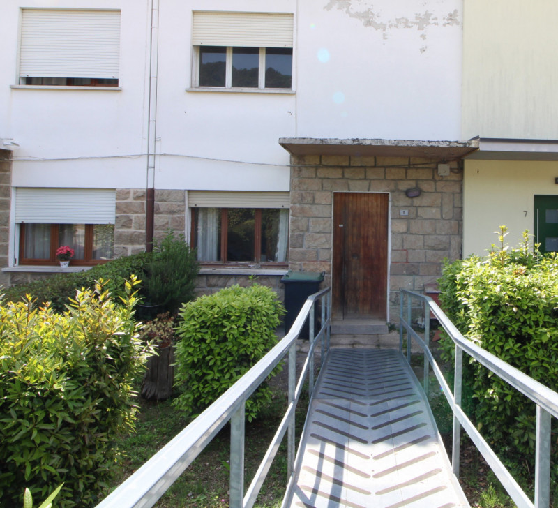 Scopri questa casa a schiera, porzione centrale, situata nel cuore di Baone, un comune pittoresco...