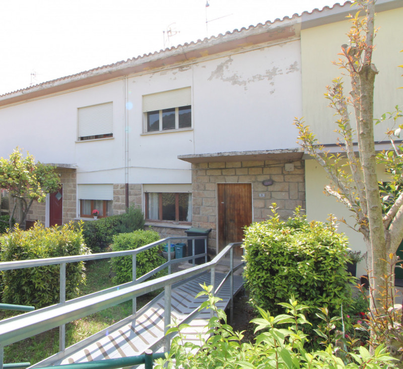 Scopri questa casa a schiera, porzione centrale, situata nel cuore di Baone, un comune pittoresco...