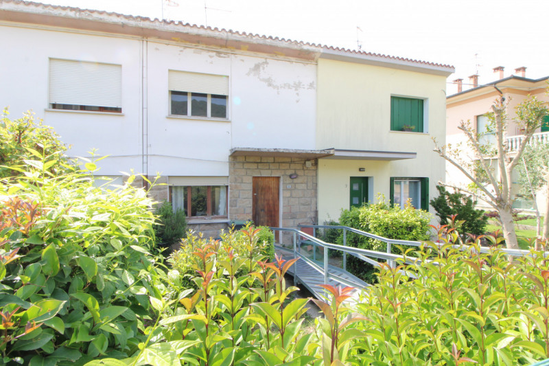 Scopri questa casa a schiera, porzione centrale, situata nel cuore di Baone, un comune pittoresco...