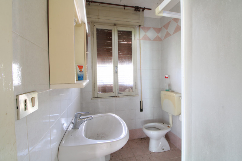 Scopri questa casa a schiera, porzione centrale, situata nel cuore di Baone, un comune pittoresco...