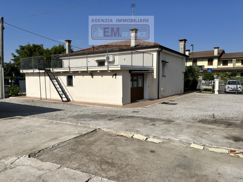 Nella tranquilla e ricercata frazione di San Cipriano di Roncade, proponiamo in vendita una splen...