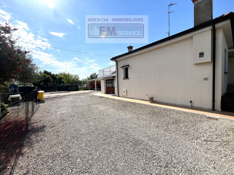 Nella tranquilla e ricercata frazione di San Cipriano di Roncade, proponiamo in vendita una splen...