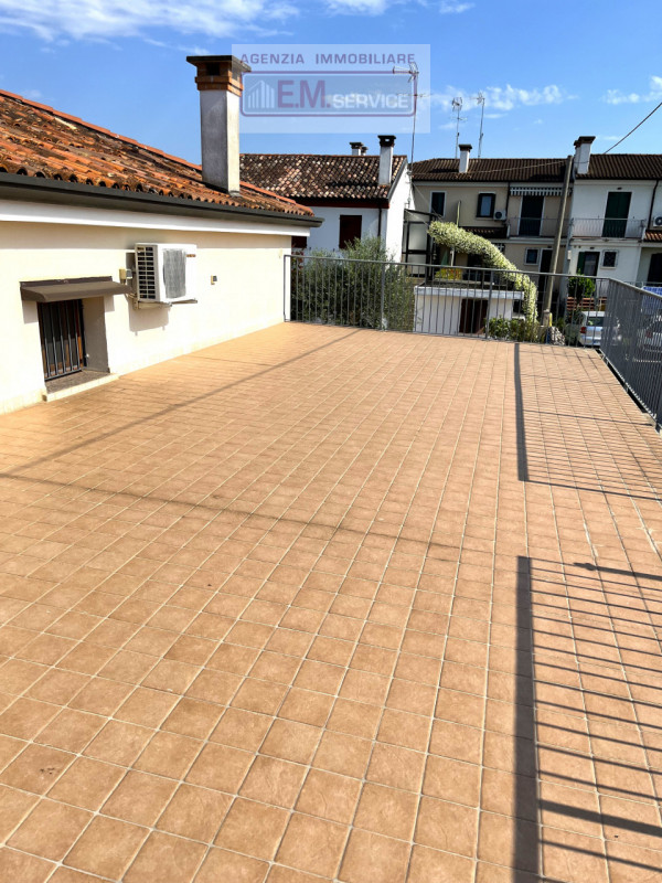 Nella tranquilla e ricercata frazione di San Cipriano di Roncade, proponiamo in vendita una splen...