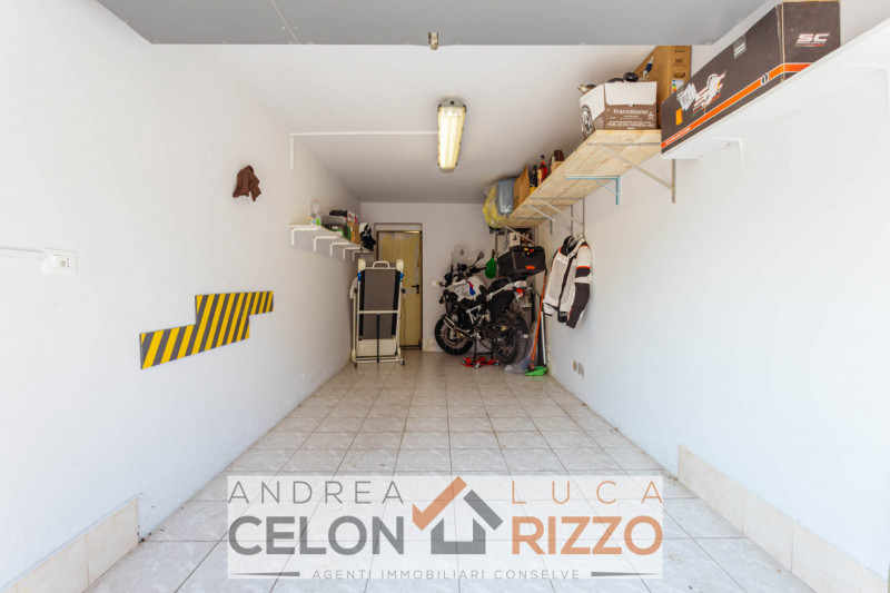 Situato nel cuore di Cartura, proponiamo in vendita un affascinante appartamento trilocale al pri...