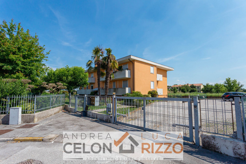 Situato nel cuore di Cartura, proponiamo in vendita un affascinante appartamento trilocale al pri...