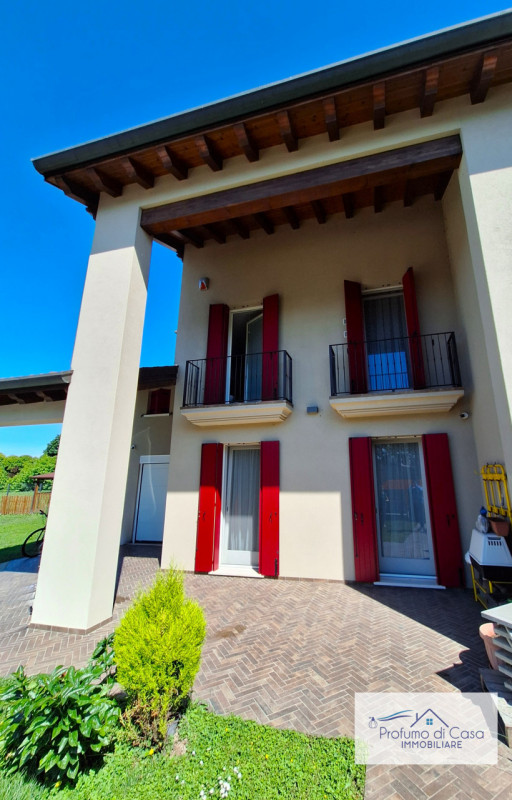 VIGONZA LOC. CARPANE - Situata in un contesto tranquillo e verdeggiante, proponiamo splendida por...