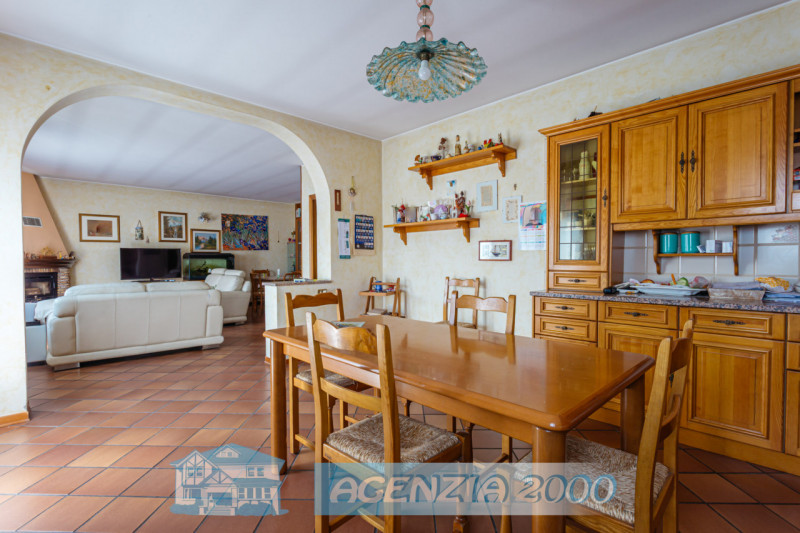 A CARTURA PORZIONE DI BIFAMILIARE CON MAGAZZINO/LABORATORIO, TAVERNA E GIARDINO ESCLUSIVO . !!! E...