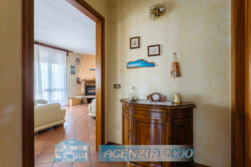 A CARTURA PORZIONE DI BIFAMILIARE CON MAGAZZINO/LABORATORIO, TAVERNA E GIARDINO ESCLUSIVO . !!! E...
