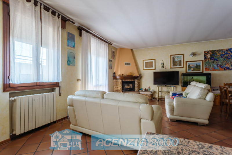 A CARTURA PORZIONE DI BIFAMILIARE CON MAGAZZINO/LABORATORIO, TAVERNA E GIARDINO ESCLUSIVO . !!! E...