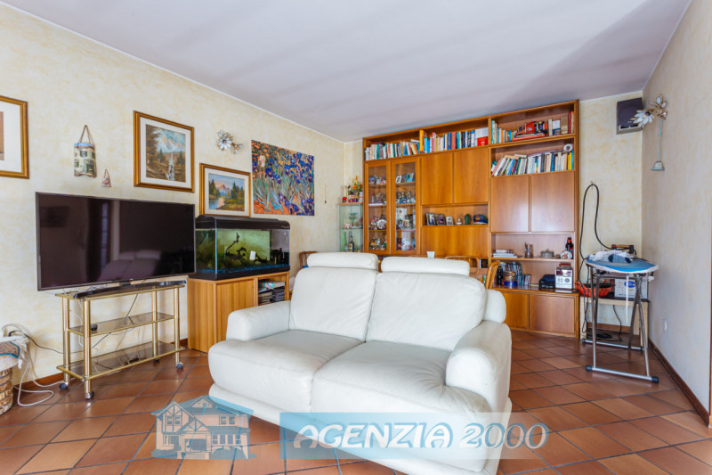 A CARTURA PORZIONE DI BIFAMILIARE CON MAGAZZINO/LABORATORIO, TAVERNA E GIARDINO ESCLUSIVO . !!! E...