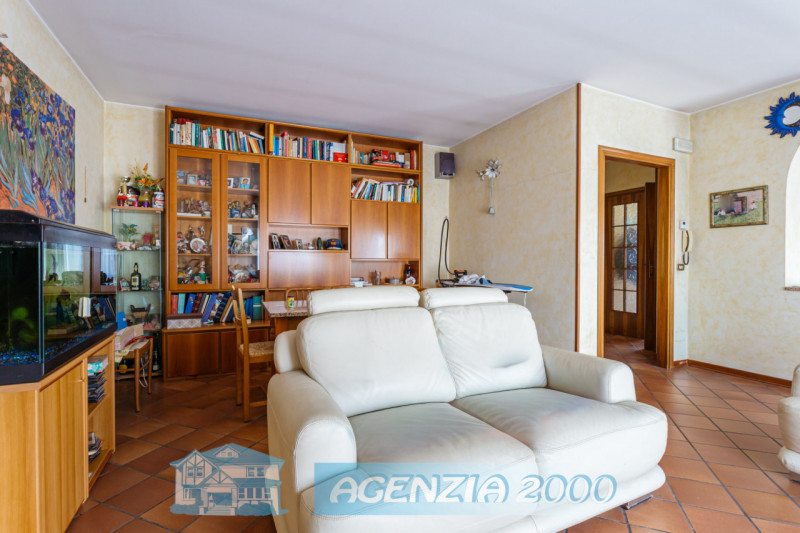 A CARTURA PORZIONE DI BIFAMILIARE CON MAGAZZINO/LABORATORIO, TAVERNA E GIARDINO ESCLUSIVO . !!! E...