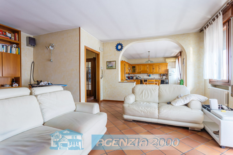 A CARTURA PORZIONE DI BIFAMILIARE CON MAGAZZINO/LABORATORIO, TAVERNA E GIARDINO ESCLUSIVO . !!! E...