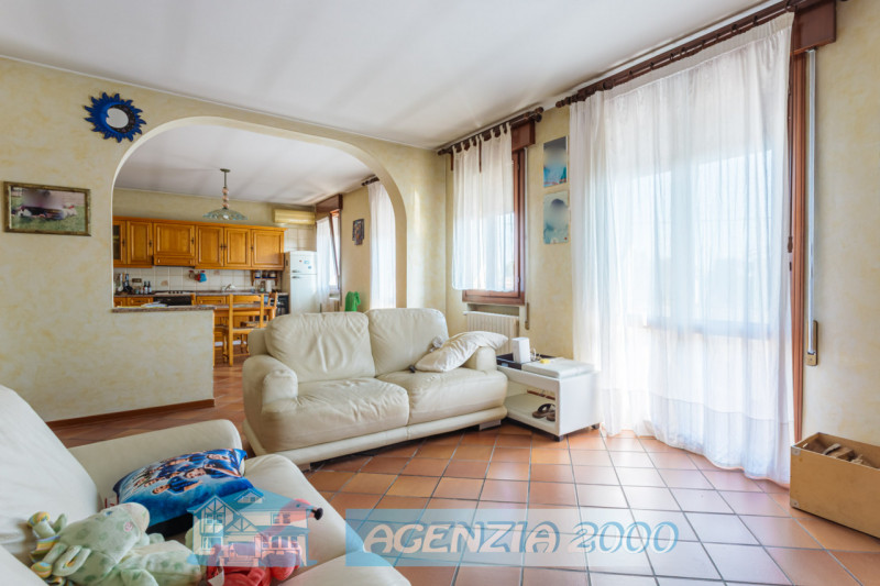 A CARTURA PORZIONE DI BIFAMILIARE CON MAGAZZINO/LABORATORIO, TAVERNA E GIARDINO ESCLUSIVO . !!! E...