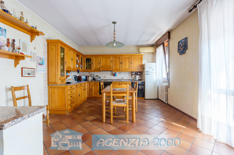 A CARTURA PORZIONE DI BIFAMILIARE CON MAGAZZINO/LABORATORIO, TAVERNA E GIARDINO ESCLUSIVO . !!! E...