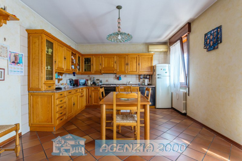 A CARTURA PORZIONE DI BIFAMILIARE CON MAGAZZINO/LABORATORIO, TAVERNA E GIARDINO ESCLUSIVO . !!! E...