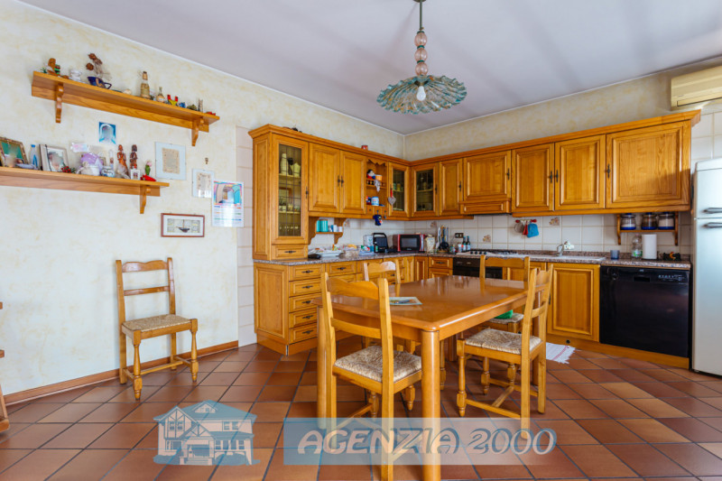 A CARTURA PORZIONE DI BIFAMILIARE CON MAGAZZINO/LABORATORIO, TAVERNA E GIARDINO ESCLUSIVO . !!! E...