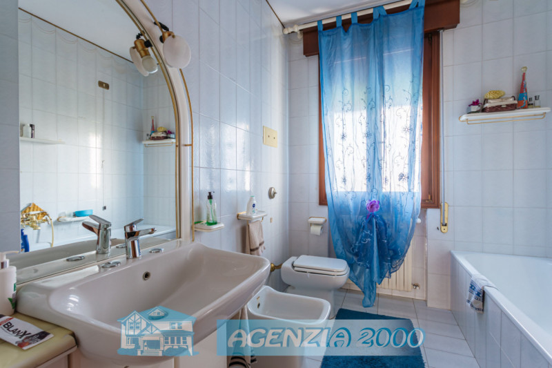 A CARTURA PORZIONE DI BIFAMILIARE CON MAGAZZINO/LABORATORIO, TAVERNA E GIARDINO ESCLUSIVO . !!! E...