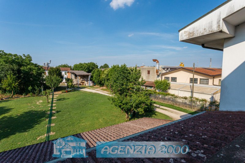 A CARTURA PORZIONE DI BIFAMILIARE CON MAGAZZINO/LABORATORIO, TAVERNA E GIARDINO ESCLUSIVO . !!! E...