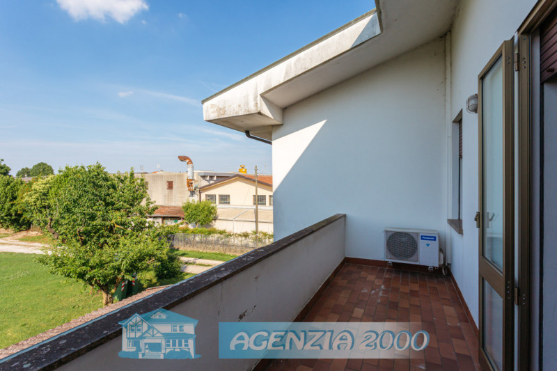 A CARTURA PORZIONE DI BIFAMILIARE CON MAGAZZINO/LABORATORIO, TAVERNA E GIARDINO ESCLUSIVO . !!! E...