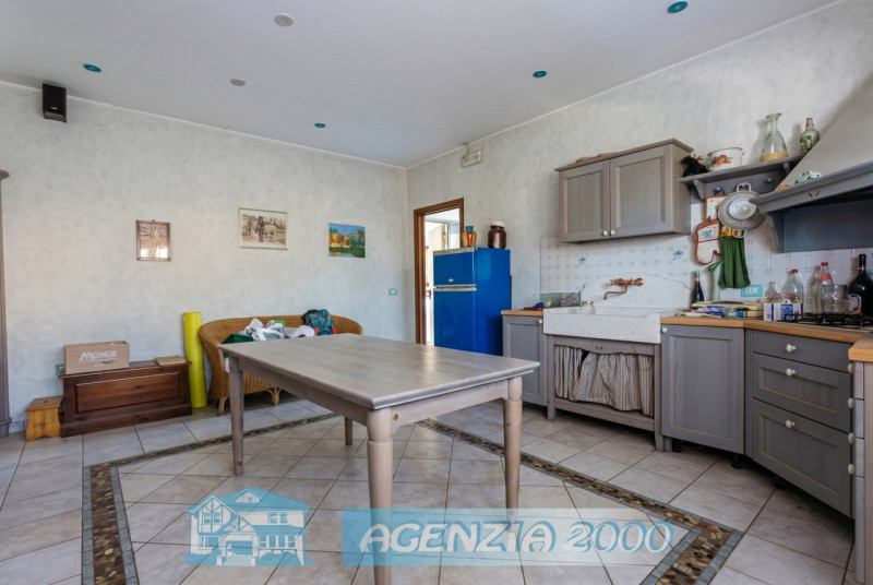 A CARTURA PORZIONE DI BIFAMILIARE CON MAGAZZINO/LABORATORIO, TAVERNA E GIARDINO ESCLUSIVO . !!! E...