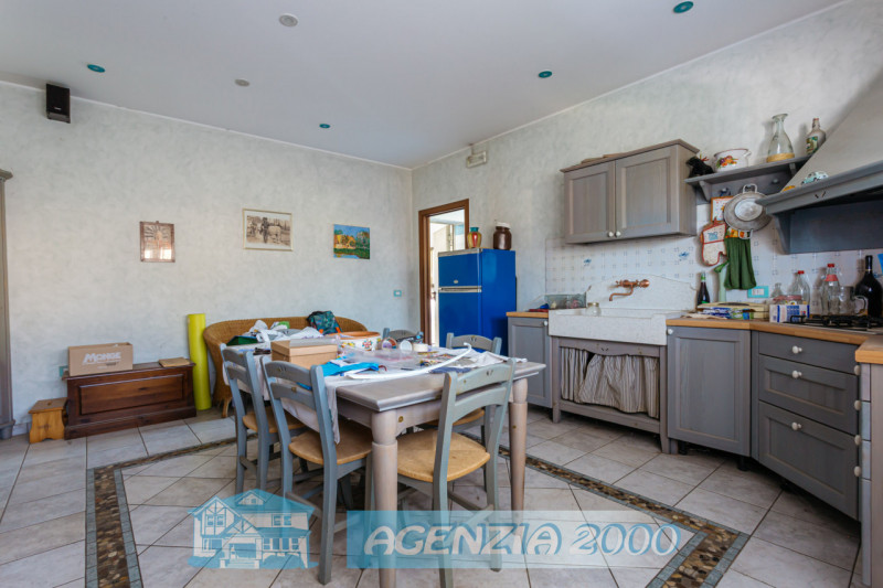 A CARTURA PORZIONE DI BIFAMILIARE CON MAGAZZINO/LABORATORIO, TAVERNA E GIARDINO ESCLUSIVO . !!! E...