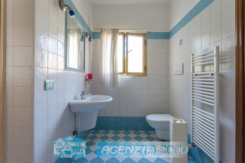 A CARTURA PORZIONE DI BIFAMILIARE CON MAGAZZINO/LABORATORIO, TAVERNA E GIARDINO ESCLUSIVO . !!! E...