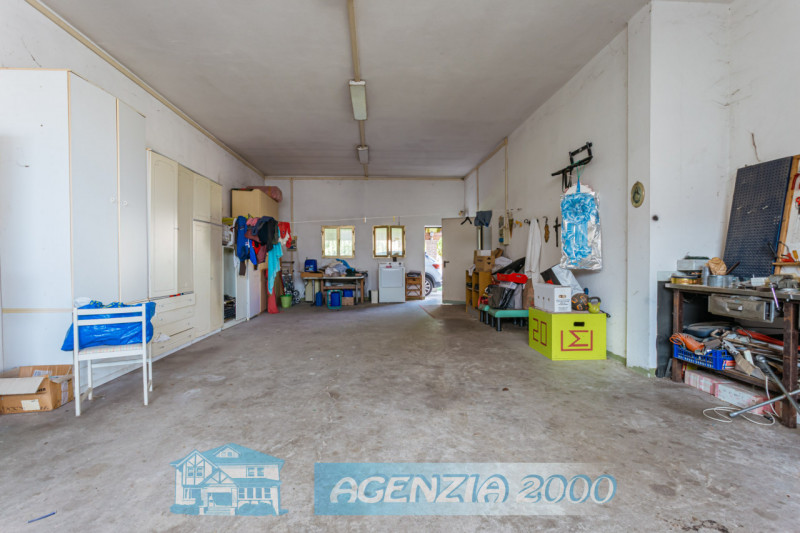 A CARTURA PORZIONE DI BIFAMILIARE CON MAGAZZINO/LABORATORIO, TAVERNA E GIARDINO ESCLUSIVO . !!! E...