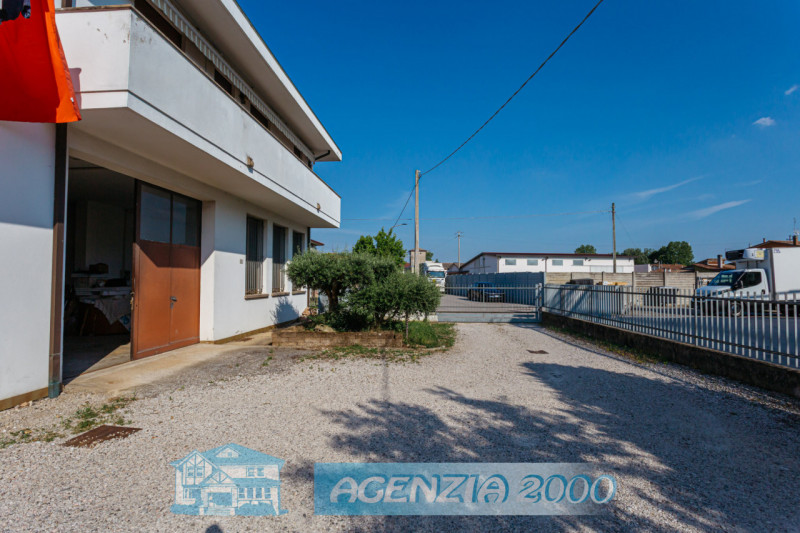 A CARTURA PORZIONE DI BIFAMILIARE CON MAGAZZINO/LABORATORIO, TAVERNA E GIARDINO ESCLUSIVO . !!! E...