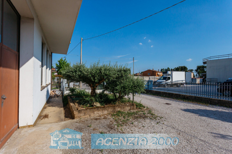 A CARTURA PORZIONE DI BIFAMILIARE CON MAGAZZINO/LABORATORIO, TAVERNA E GIARDINO ESCLUSIVO . !!! E...