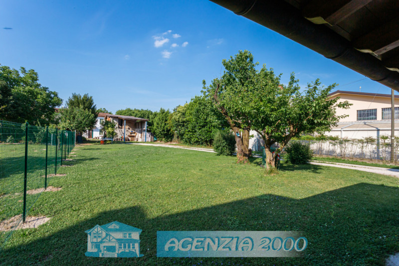 A CARTURA PORZIONE DI BIFAMILIARE CON MAGAZZINO/LABORATORIO, TAVERNA E GIARDINO ESCLUSIVO . !!! E...