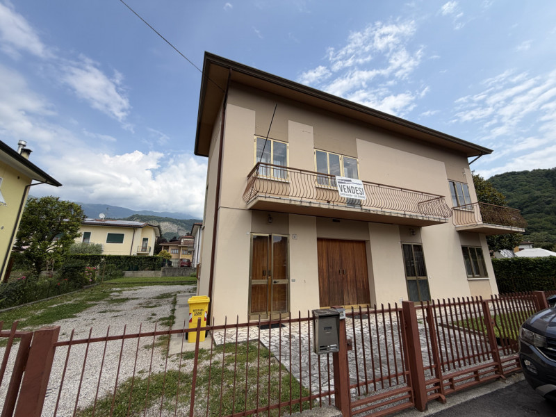 Casa singola formata da due unità immobiliari distinte e autonome, con grande giardino di pertine...