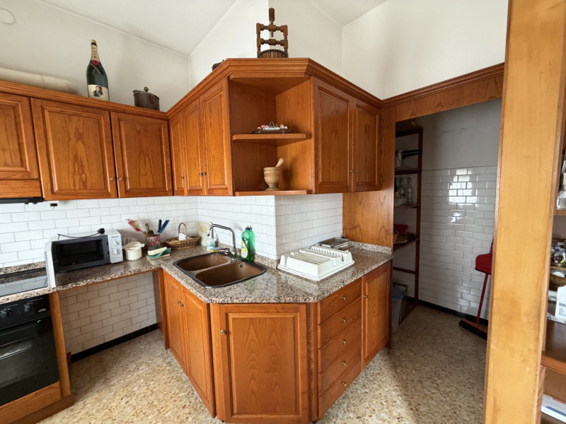 Casa singola formata da due unità immobiliari distinte e autonome, con grande giardino di pertine...