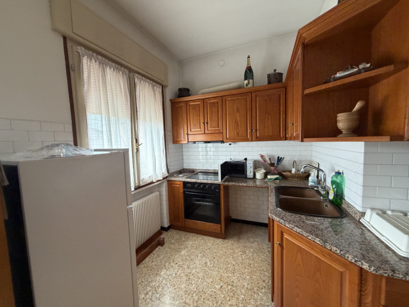 Casa singola formata da due unità immobiliari distinte e autonome, con grande giardino di pertine...