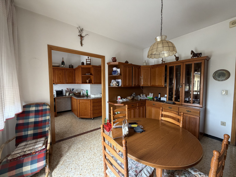 Casa singola formata da due unità immobiliari distinte e autonome, con grande giardino di pertine...