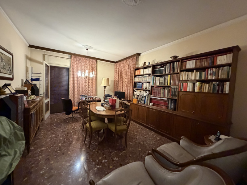 Casa singola formata da due unità immobiliari distinte e autonome, con grande giardino di pertine...