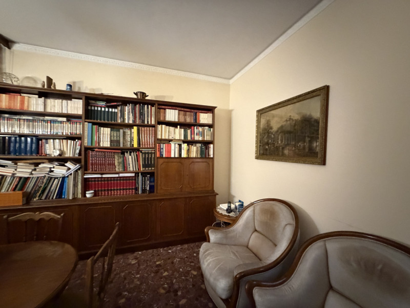 Casa singola formata da due unità immobiliari distinte e autonome, con grande giardino di pertine...