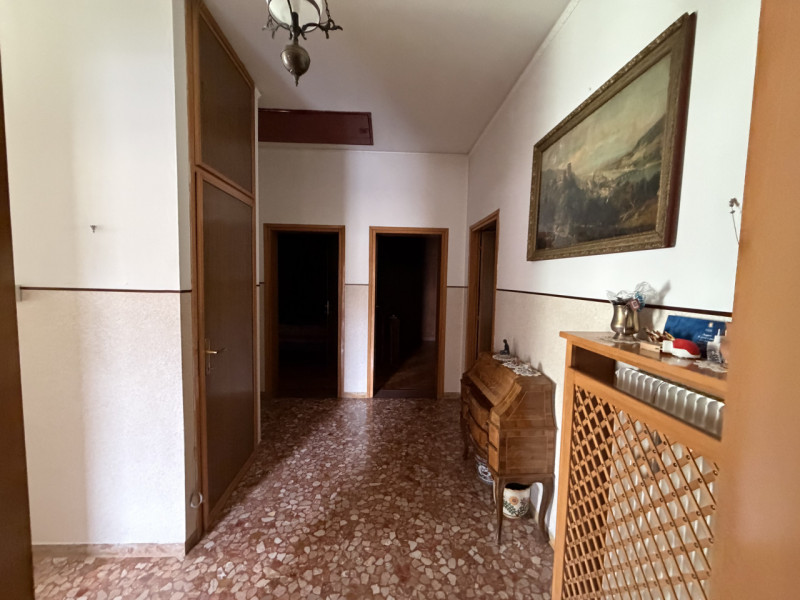 Casa singola formata da due unità immobiliari distinte e autonome, con grande giardino di pertine...