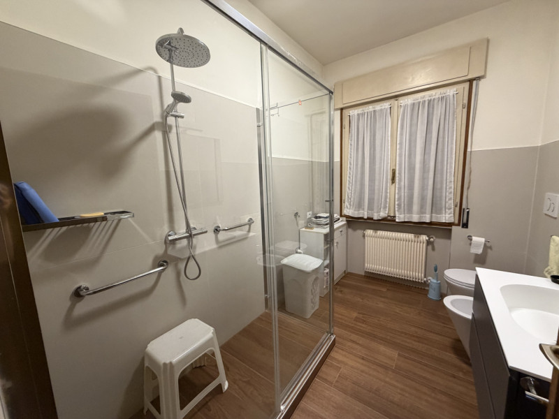 Casa singola formata da due unità immobiliari distinte e autonome, con grande giardino di pertine...