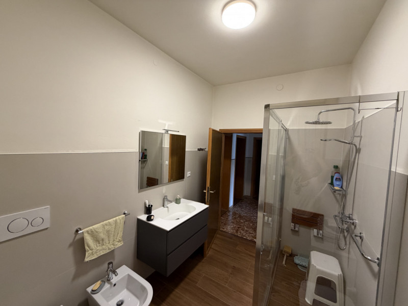 Casa singola formata da due unità immobiliari distinte e autonome, con grande giardino di pertine...