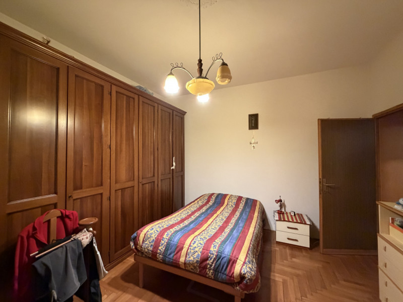Casa singola formata da due unità immobiliari distinte e autonome, con grande giardino di pertine...