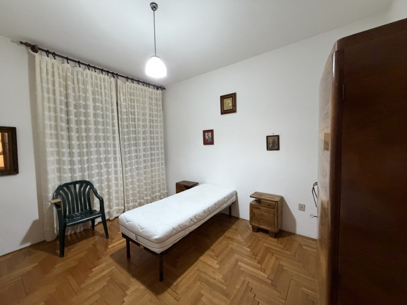 Casa singola formata da due unità immobiliari distinte e autonome, con grande giardino di pertine...